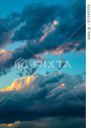 春の夕方の空 春の夕方の空 63349204