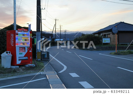 夕暮れ時の自動販売機 夕暮れ時の自動販売機 63349211