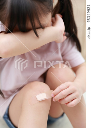 絆創膏 (カットバン バンドエイド 人物 子供 コピースペース 怪我 事故 痛い 辛い 女児 ケガ) 63349921