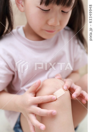 絆創膏 (カットバン バンドエイド 人物 子供 コピースペース 怪我 事故 痛い 辛い 女児 ケガ) 63349948