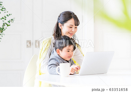 親子、パソコン 63351658