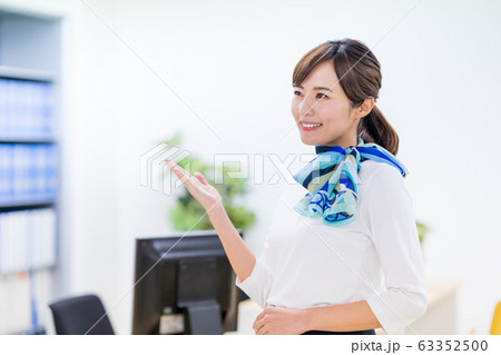 若い女性、受付、チェックイン 63352500