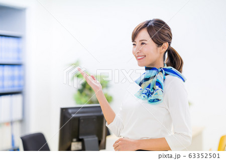 若い女性、受付、チェックイン 63352501