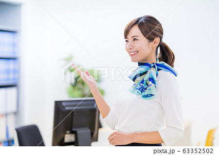 若い女性、受付、チェックイン 63352502