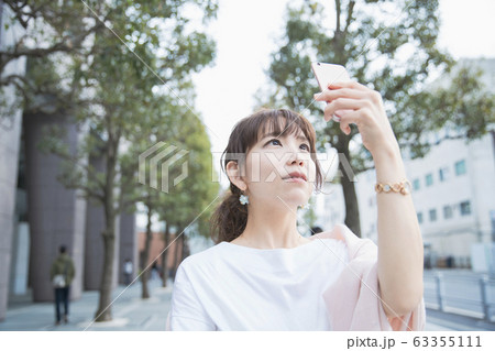 スマートフォンを操作する女性 63355111