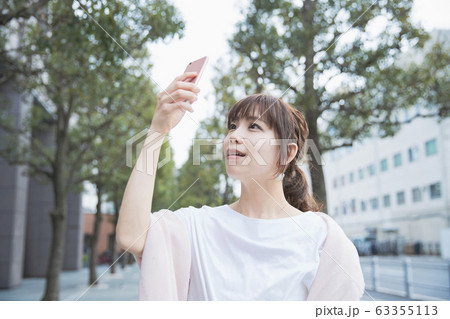 スマートフォンを操作する女性 63355113