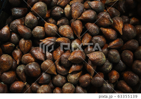 Plenty of fresh Salak fruits on a counter in a market 63355139