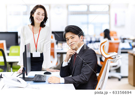 中間管理職 ミドル 男性 中間管理職 ミドル 男性 63356694