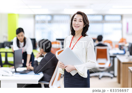 ミドル 女性 オフィス ビジネス ミドル 女性 オフィス ビジネス 63356697