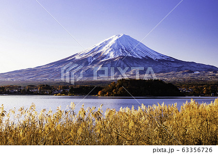 山梨県）晩秋の河口湖畔 富士山の写真素材 [63356726] - PIXTA
