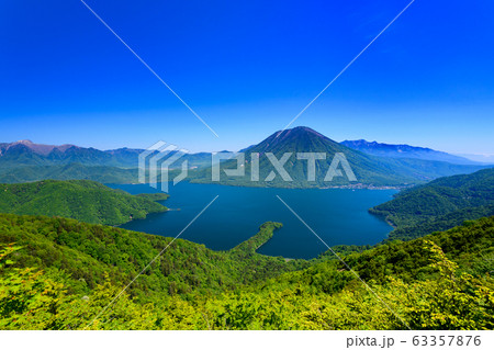 新緑の中禅寺湖と男体山 63357876