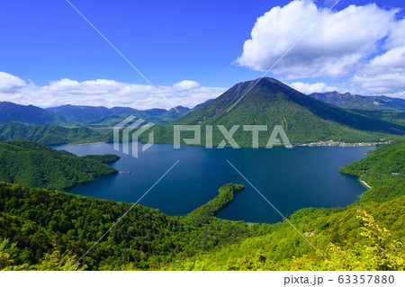 新緑の中禅寺湖と男体山 63357880