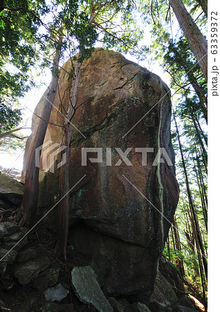 天狗倉山山頂の大岩 63359372