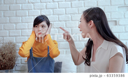 The mother is pointing out the admonition to the 63359386
