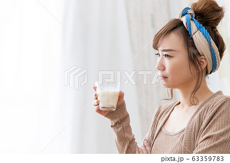 ルームウェアの女性 63359783