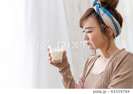 ルームウェアの女性 63359784