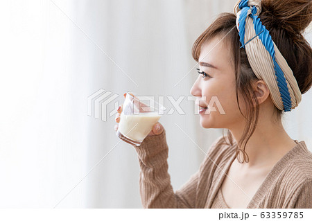 ルームウェアの女性 63359785