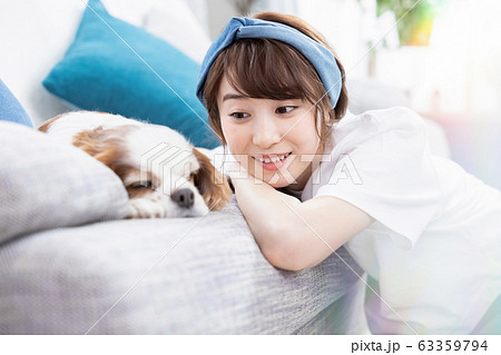 若い女性　ペットのいる暮らし 63359794
