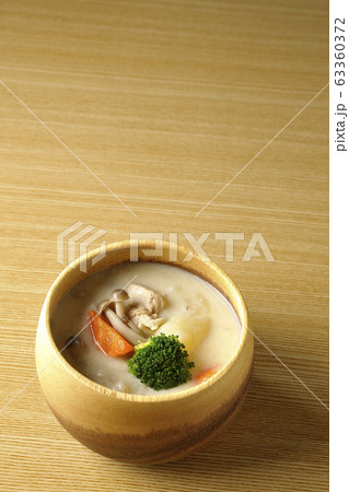 木の器に入ったクリームシチュー 63360372