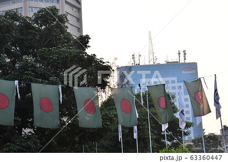 バングラデシュのダッカ 中心街のモティジール周辺の景色 高層ビルと宙吊りのバングラデシュ国旗 バングラデシュのダッカ 中心街のモティジール周辺の景色 高層ビルと宙吊りのバングラデシュ国旗 63360447
