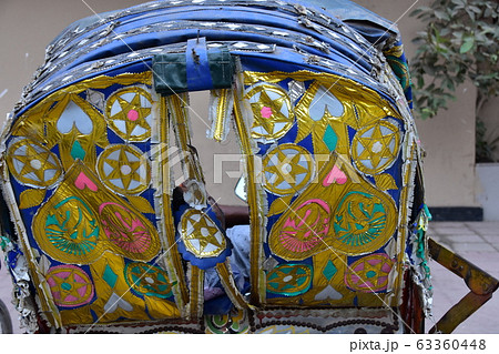 バングラデシュのダッカ　道路に駐輪中のサイクルリキシャ　派手なデザインのリキシャアート 63360448