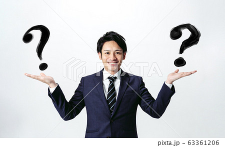 比較する男性 63361206