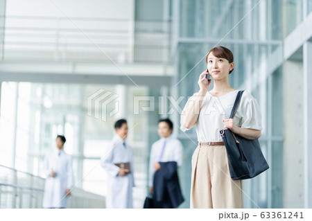 女性 ビジネスカジュアル スマホ 会話 女性 ビジネスカジュアル スマホ 会話 63361241