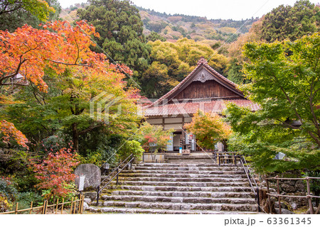 三重県 いなべ 紅葉の名所 聖宝寺の本堂 石段 三重県 いなべ 紅葉の名所 聖宝寺の本堂 石段 63361345