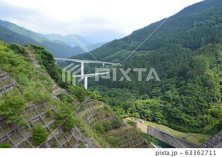 滝沢ダムから眺めた「雷電廿六木橋(らいでんとどろきばし)」(埼玉県秩父市) 滝沢ダムから眺めた「雷電廿六木橋(らいでんとどろきばし)」(埼玉県秩父市) 63362711