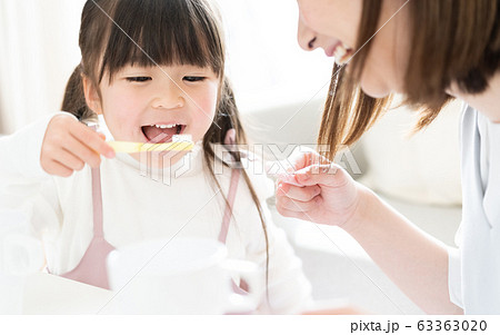 歯みがき　女の子　ママ 63363020
