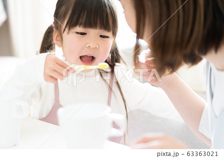 歯みがき　女の子　ママ 63363021