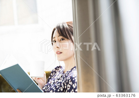 本を読む若い女性 本を読む若い女性 63363176