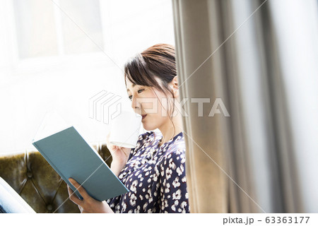 本を読む若い女性 本を読む若い女性 63363177