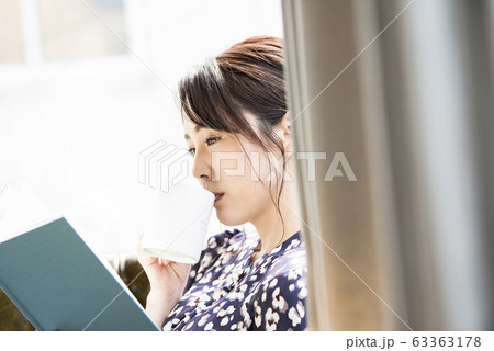 本を読む若い女性 本を読む若い女性 63363178