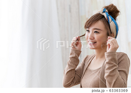 ルームウェアの女性 63363369