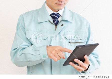 作業着の男性 作業着の男性 63363453