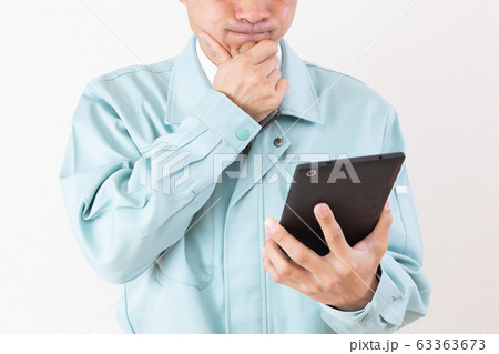 作業着の男性 63363673