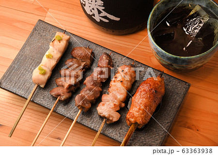 居酒屋 やきとり盛り合わせと焼酎 居酒屋 やきとり盛り合わせと焼酎 63363938