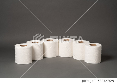 トイレットペーパー、グレー背景 63364929