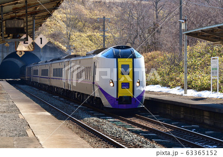 早春の北海道室蘭市JR崎守駅を通過する特急北斗の風景を撮影 63365152