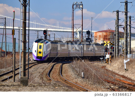 早春の北海道室蘭市JR本輪西駅を通過する特急北斗の風景を撮影 63366817