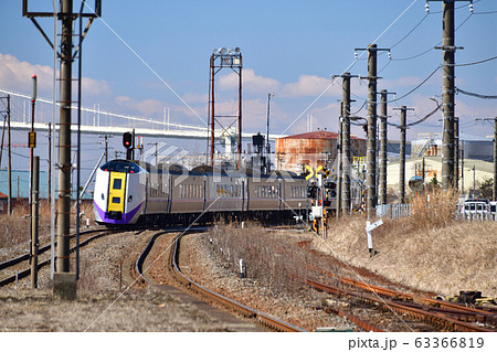 早春の北海道室蘭市JR本輪西駅を通過する特急北斗の風景を撮影 63366819