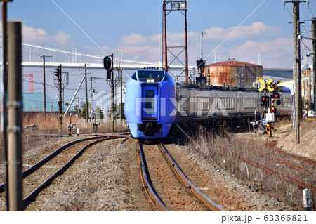 早春の北海道室蘭市JR本輪西駅を通過する特急北斗の風景を撮影 63366821