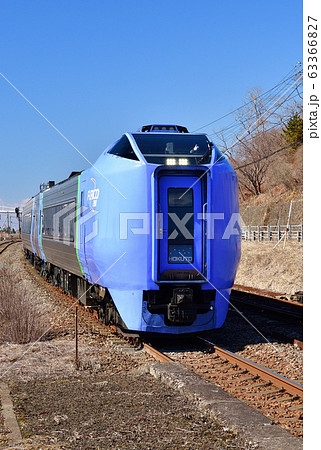 早春の北海道室蘭市JR本輪西駅を通過する特急北斗の風景を撮影 63366827