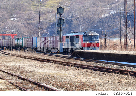 早春の北海道室蘭市JR本輪西駅を通過する貨物列車の風景を撮影 63367012