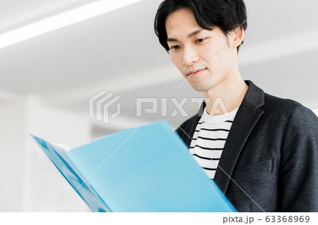 若いビジネスマン（オフィス、ファイル、オフィスカジュアル 63368969
