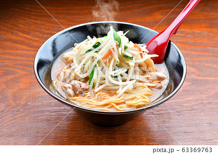 注意）湯気はレタッチ合成です。味噌らーめん、みそラーメン、味噌ラーメン。モヤシ・にら野菜・鶏肉炒め。 63369763
