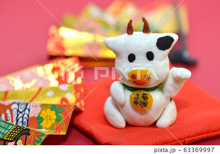年賀状素材・2021年・丑年・牛・置物・赤バック 年賀状素材・2021年・丑年・牛・置物・赤バック 63369997