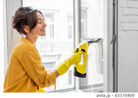 Washing windows with a special cleansing device Washing windows with a special cleansing device 63370800