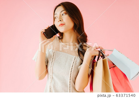 Girl Shopping 63371540